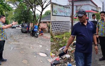 Camat Ilir Barat I Tindaklanjuti Laporan Pipa Bocor, Jalan Rusak, dan Tumpukan Sampah di Jalan Riau