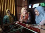 Pembinaan Kreativitas Lokal, Ketua Dekranasda Sambangi Pengrajin Sulam Benang Emas OKU Selatan