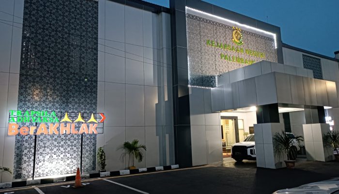 Hindari Awak Media, Eks Kadin Perkimtan Kota Palembang Keluar Melalui Pintu Belakang Usai Diperiksa Penyidik Hingga Malam