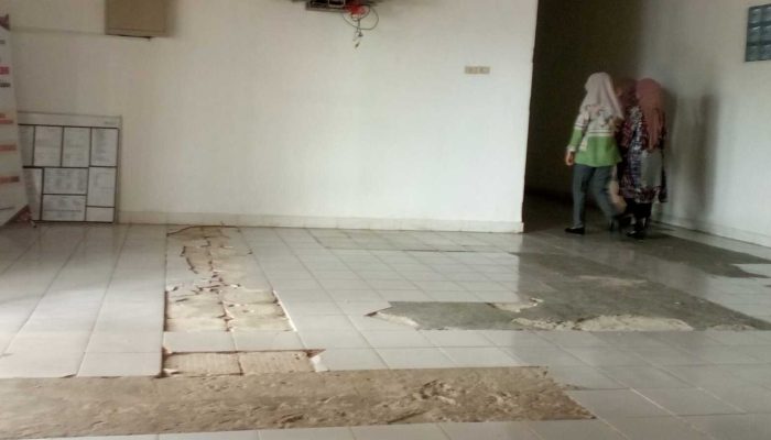 Kondisi Lantai Kantor Inspektorat OKU Selatan Memprihatinkan