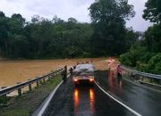Pegawai Pemkab OKU Selatan Trauma Banjir di Jalan Simpang Tiga Perkim