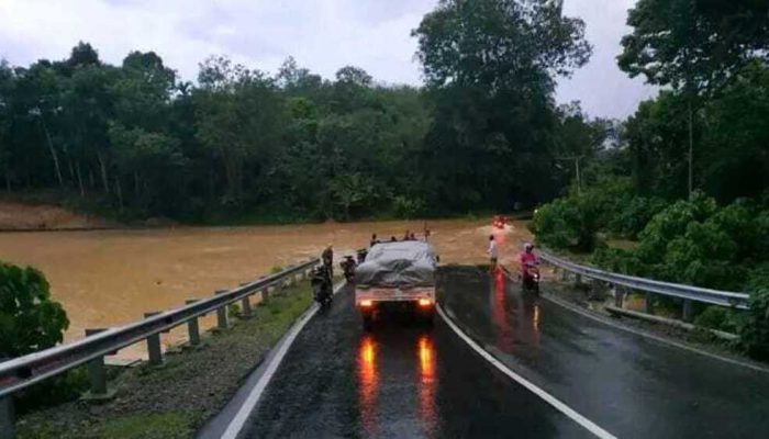 Pegawai Pemkab OKU Selatan Trauma Banjir di Jalan Simpang Tiga Perkim