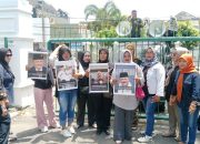 Puluhan Emak-Emak Gelar Aksi Damai di PN Palembang, Desak Presiden Prabowo Beri Amnesti untuk Alex Noerdin