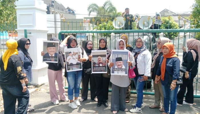 Puluhan Emak-Emak Gelar Aksi Damai di PN Palembang, Desak Presiden Prabowo Beri Amnesti untuk Alex Noerdin