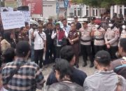 Warga Sukarami Demo di Kejari OKU Selatan, Desak Usut Dugaan Penyalahgunaan Dana Desa