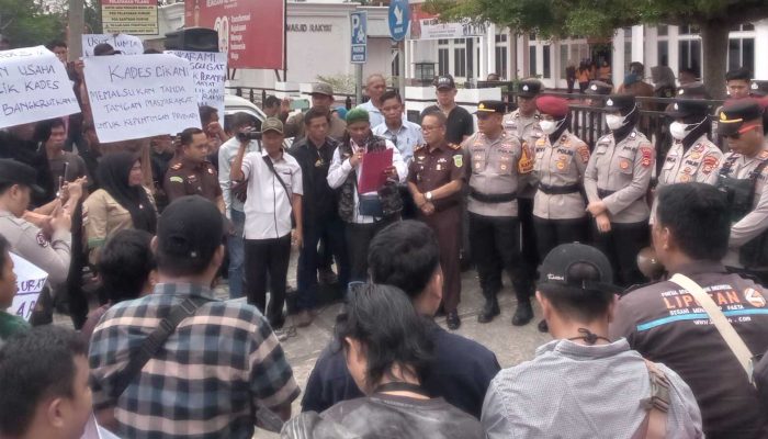Warga Sukarami Demo di Kejari OKU Selatan, Desak Usut Dugaan Penyalahgunaan Dana Desa