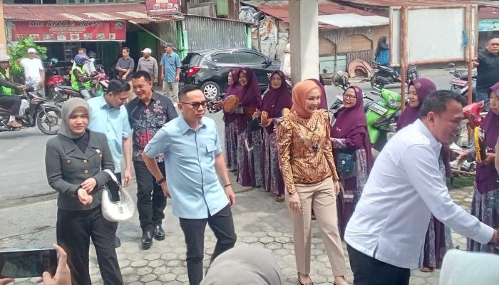 Isyana Popo Ali Jadi Idola Ibu-Ibu Saat Reses di Kecamatan Muaradua