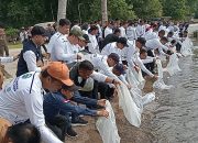 Pemda OKU Selatan Tebar Ribuan Benih Ikan untuk Jaga Ekosistem Danau Ranau