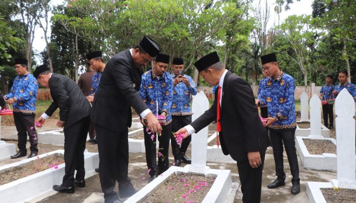 Bupati Abusama dan Wakil Bupati Misnadi Pimpin Upacara Ziarah Nasional di TMP Gunung Cahya