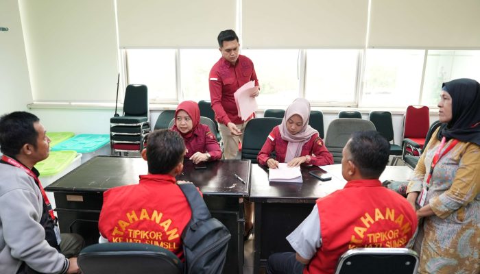 Kejati Sumsel Serahkan Jaksa Gadungan ke Kejari OKI, Dua Tersangka Resmi Ditahan