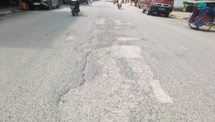 Jalan Protokol Kota Muaradua Banyak Lubang, Warga Desak Pemerintah Segera Bertindak