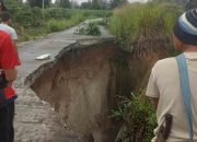 Jalan Amblas Akibat Longsor di Buay Sandang Aji, Bupati OKU Selatan Instruksikan Penanganan Cepat