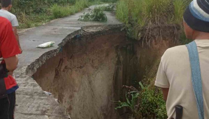 Jalan Amblas Akibat Longsor di Buay Sandang Aji, Bupati OKU Selatan Instruksikan Penanganan Cepat