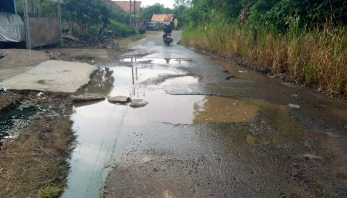 Jalan Poros Rusak dan Gelap, Warga Pelangki Sebut Sudah Banyak Korban
