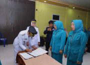 Ketua TP PKK OKUS Lantik Lantik Ketua TP-PKK Kecamatan Muaradua dan Runjung Agung