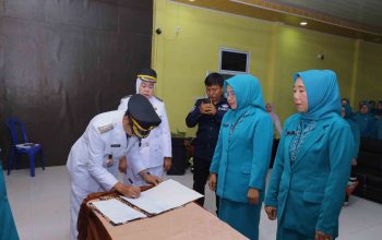 Ketua TP PKK OKUS Lantik Lantik Ketua TP-PKK Kecamatan Muaradua dan Runjung Agung