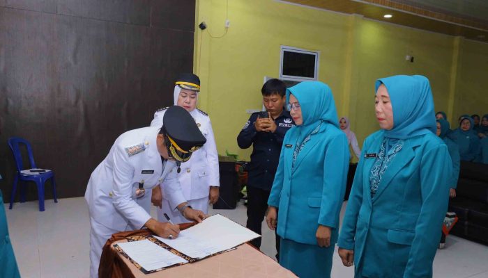 Ketua TP PKK OKUS Lantik Lantik Ketua TP-PKK Kecamatan Muaradua dan Runjung Agung