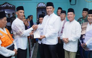 Pemkab OKU Selatan Salurkan Puluhan Paket Sembako Saat Safari Ramadhan di Ulak Agung Ilir