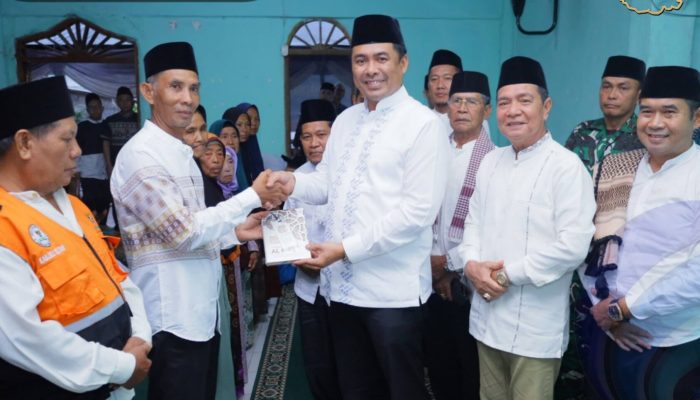 Pemkab OKU Selatan Salurkan Puluhan Paket Sembako Saat Safari Ramadhan di Ulak Agung Ilir