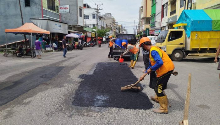 Pemkab OKU Selatan Lakukan Perbaikan Sementara Jalan Protokol di Pusat Kota Muaradua