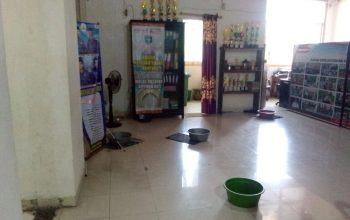 Ironi di Kantor Pemkab OKU Selatan, Atap Ruang Kesra Bocor hingga Dipenuhi Ember Penampung Air