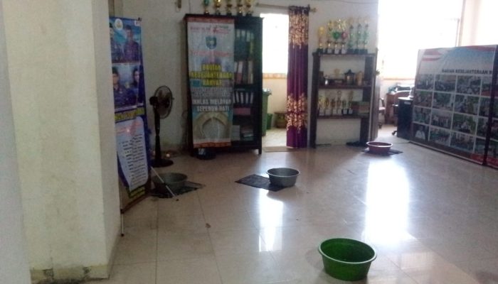 Ironi di Kantor Pemkab OKU Selatan, Atap Ruang Kesra Bocor hingga Dipenuhi Ember Penampung Air