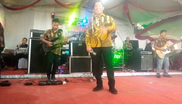 Tak Sekadar Hadir, Popo Ali Nyanyi Dangdut di Pernikahan Warga, Tamu Undangan Auto Terhibur