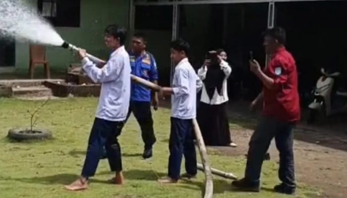Damkarmat OKU Selatan Gelar Simulasi Penanggulangan Kebakaran di Madrasah Islamiyah Simpang