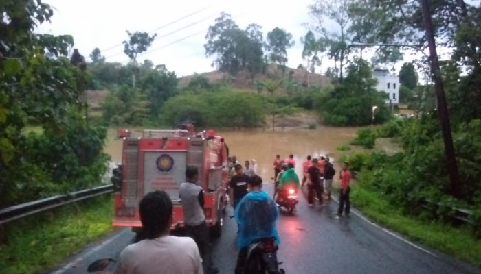 Banjir Langganan di Simpang Tiga Perkim, Damkar OKU Selatan Turun Tangan Sedot Genangan Air