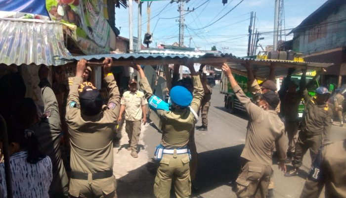 Pol PP Hancurkan Bangunan Langgar Perda Pakai Godam