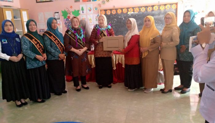 Bunda PAUD OKU Selatan Sambut Hangat Kunjungan ke TK Handayani 5
