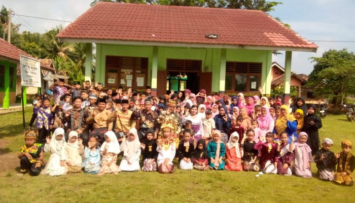 SDN Sumber Ringin Peringati Hardiknas 2026 dengan Balutan Pakaian Adat Nusantara