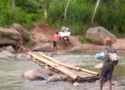 Jembatan Gantung Rusak, Warga Campang Andalkan Rakit Bambu Menyeberangi Sungai Kemu