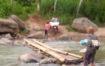 Jembatan Gantung Rusak, Warga Campang Andalkan Rakit Bambu Menyeberangi Sungai Kemu