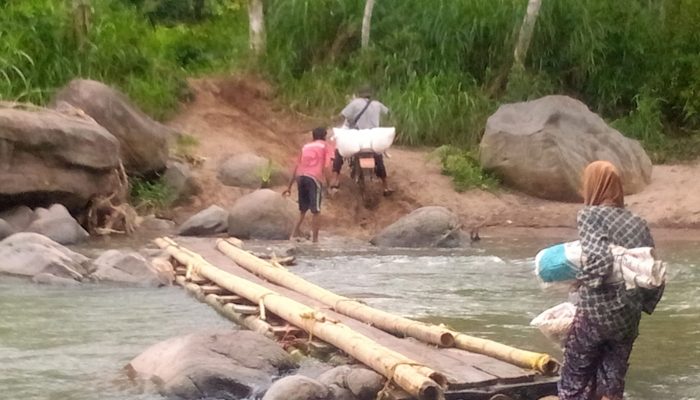 Jembatan Gantung Rusak, Warga Campang Andalkan Rakit Bambu Menyeberangi Sungai Kemu