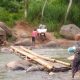 Jembatan Gantung Rusak, Warga Campang Andalkan Rakit Bambu Menyeberangi Sungai Kemu